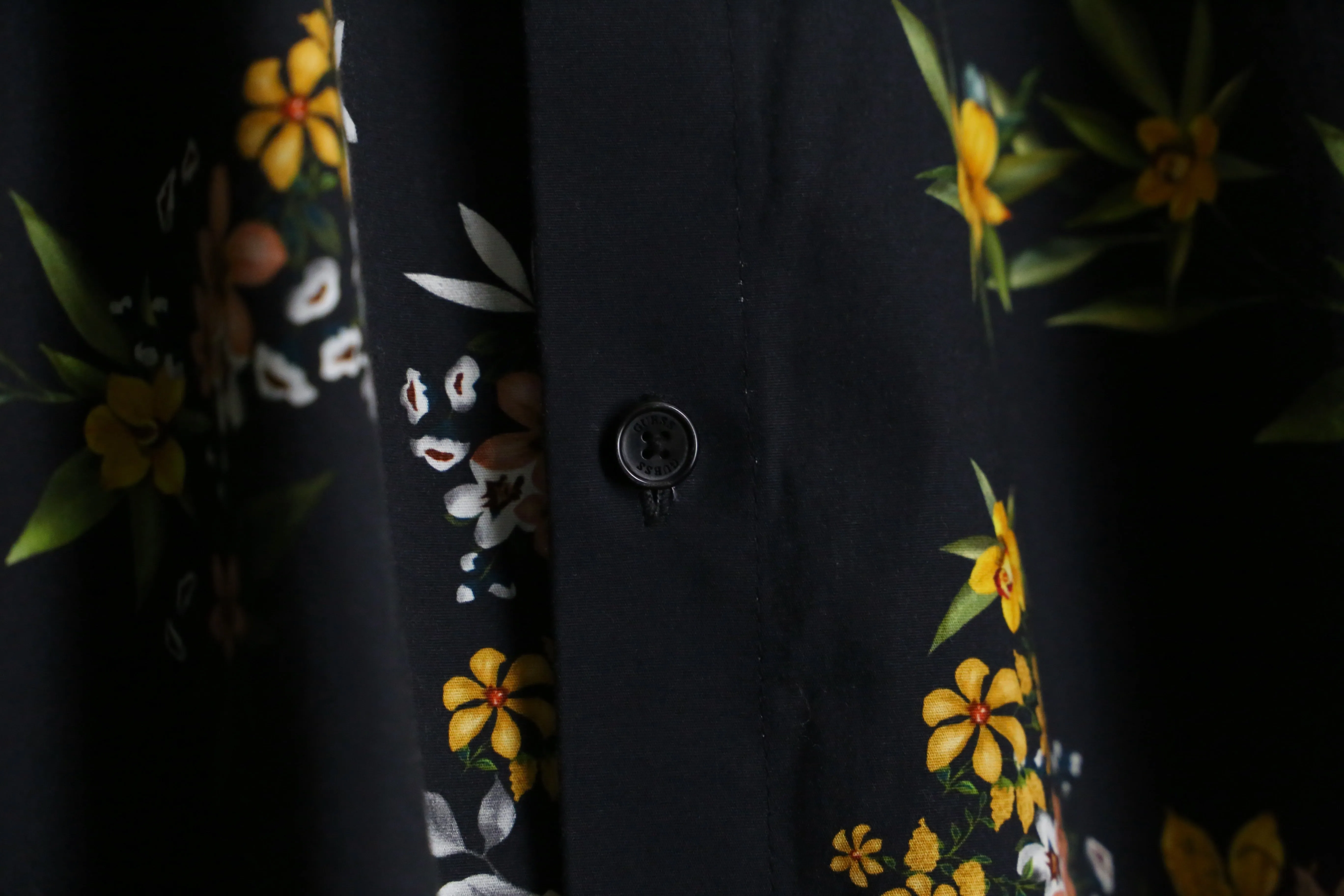 “GUESS” flower design  shirt