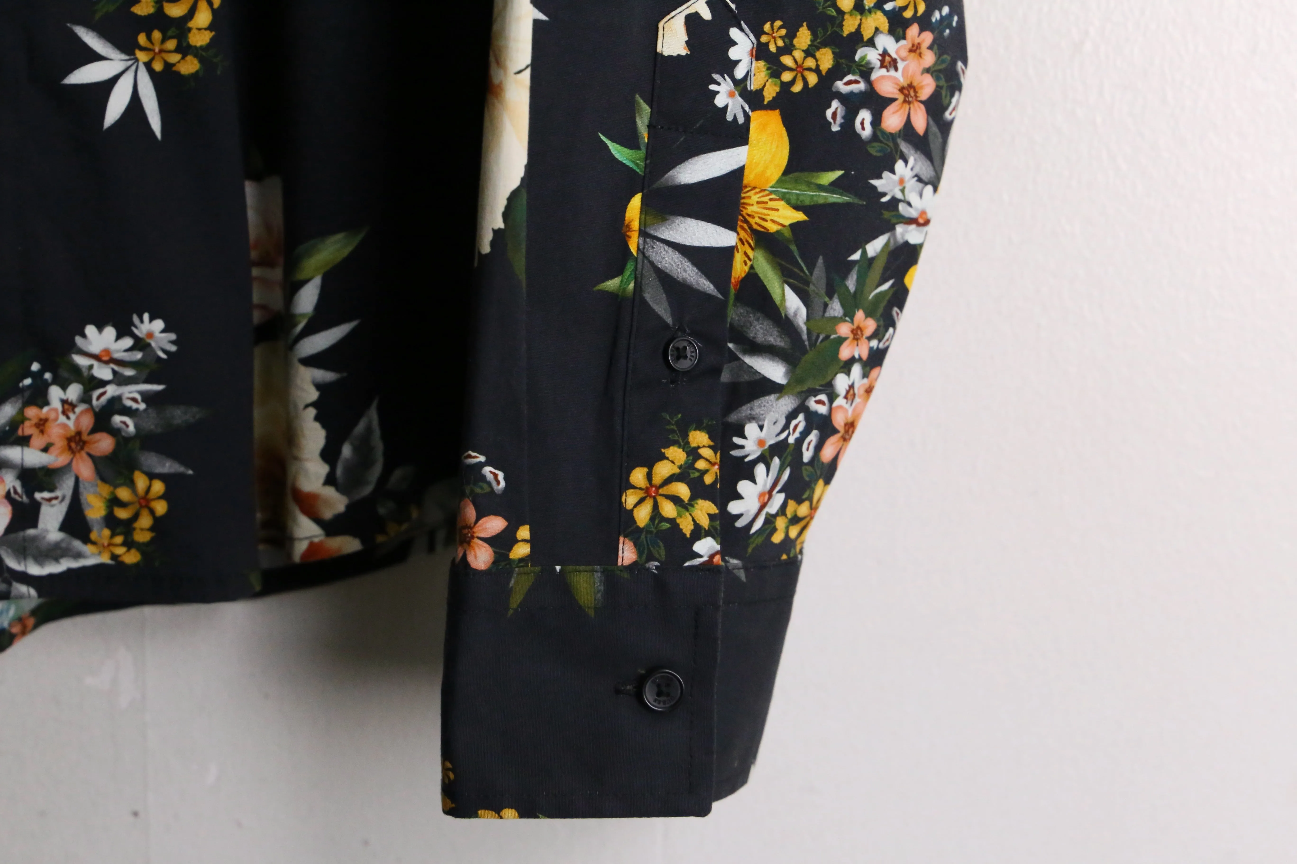 “GUESS” flower design  shirt
